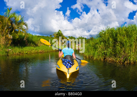 Femme kayak sur la rivière Hanalei île de Kauai Hawaii Banque D'Images