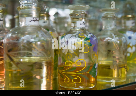 Bouteilles en verre peint à la main vintage inspirée par la pharmacie des bouteilles remplies de parfum en vente dans une boutique de souvenirs L'Égypte Banque D'Images