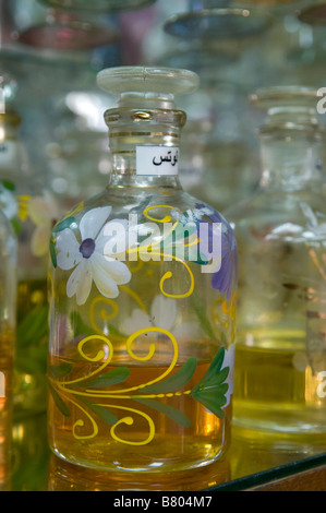 Bouteilles en verre peint à la main vintage inspirée par la pharmacie des bouteilles remplies de parfum en vente dans une boutique de souvenirs L'Égypte Banque D'Images