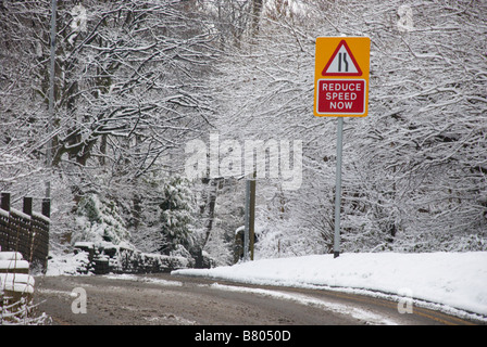 Routes hivernales. Bradley Mills Road, Huddersfield, West Yorkshire, Angleterre Banque D'Images