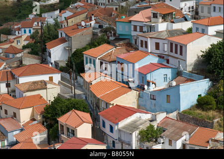 Les maisons sur Ano Vathy (partie ancienne de Samos-Town) Banque D'Images