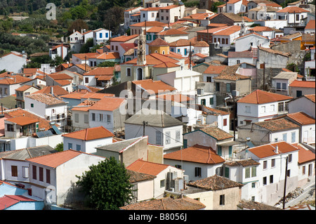 Les maisons sur Ano Vathy (partie ancienne de Samos-Town) Banque D'Images