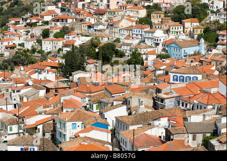 Les maisons sur Ano Vathy (partie ancienne de Samos-Town) Banque D'Images