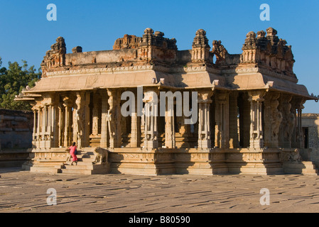 Une femme entre dans le Temple Vittala Hampi en Inde Banque D'Images