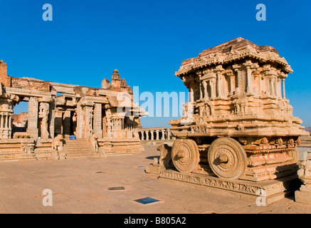 Le char en pierre contenant une image de l'intérieur de la Garuda Vittala Temple à Hampi en Inde Banque D'Images