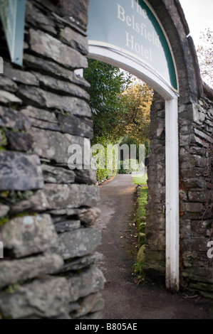 Gate et le chemin menant à l'hôtel The Belsfield Bowness on Windermere Banque D'Images