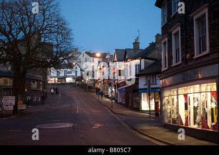 Scène de rue à la tombée de Bowness on Windermere Banque D'Images