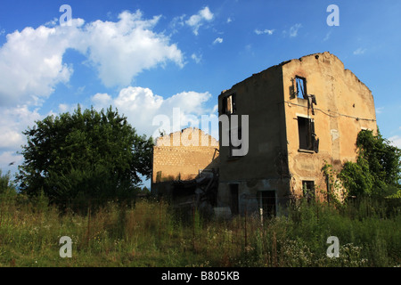 Ferme abandonnée en Italie et envahi sans toit et murs Banque D'Images