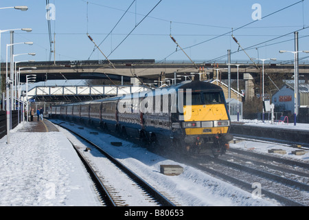 National Express Express Train de voyageurs passe par la station de Huntingdon Banque D'Images