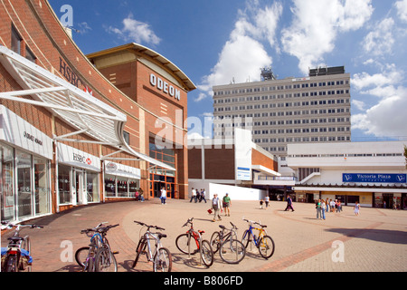 SOUTHEND ON SEA VILLE VUE MONTRANT LE CINÉMA ODEON ET VICTORIA Plaza Shopping Center avec des vélos à l'avant-plan Banque D'Images