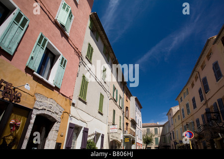 La Cadiére d'Azur : main street maisons colorées, Var, France Banque D'Images