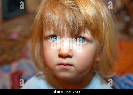 Deux ans avec de longs cheveux et de grands yeux Banque D'Images