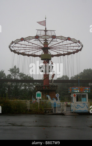 Tour de balançoire / manège de loisirs au parc à thème fermé et abandonné Nara Dreamland, Japon Banque D'Images