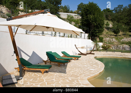 Près d'une piscine en forme de haricot en vacances Banque D'Images