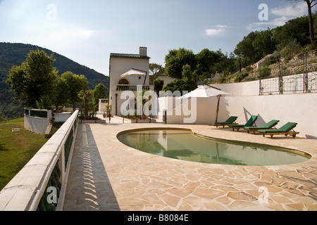 Près d'une piscine en forme de haricot en vacances Banque D'Images