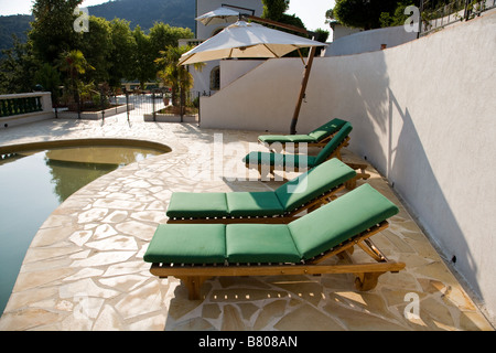 Près d'une piscine en forme de haricot en vacances Banque D'Images