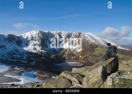 Hill Walker à l'ensemble de la Loch Corrie et sommet couvert de neige de Lochnagar Cac Carn Beag extrême droite un Munro Banque D'Images