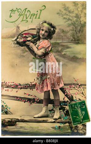 Poisson d'avril / Poisson d'avril - début des années 1900, cuisine française photo carte postale représentant girl holding panier de poisson. Banque D'Images