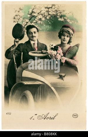 Poisson d'avril / Poisson d'avril - début des années 1900 Carte postale représentant traditionnel français en couple avec voiture vieille femme tenant un poisson Banque D'Images