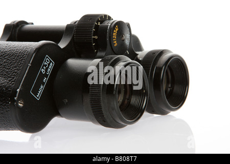 Vintage black binoculars isolated on white Banque D'Images