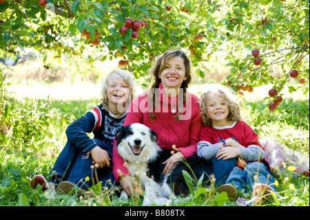 Une famille au cours d'une excursion d'un verger de pommiers. Banque D'Images