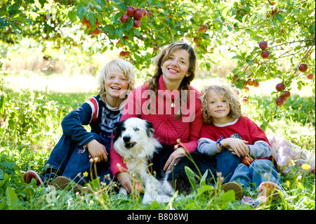 Une famille au cours d'une excursion d'un verger de pommiers. Banque D'Images