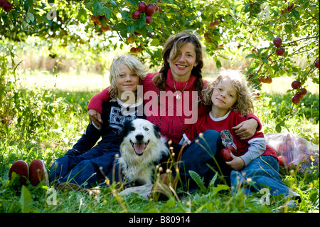 Une famille au cours d'une excursion d'un verger de pommiers. Banque D'Images