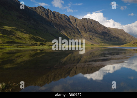 Achtriochtan loch et l'Aonach Eagach ridge Lochaber de Glen Coe en Écosse peut Banque D'Images