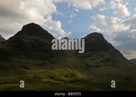 Aonach Dubh et Gearr Aonach deux des trois soeurs avec le pic de Stob Coire Nan Lochan au-delà de Glen Coe en Écosse Lochaber Banque D'Images