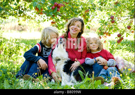 Une famille au cours d'une excursion d'un verger de pommiers. Banque D'Images