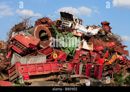 Un énorme tas de véhicules accidentés et de machines dans un junkyard. Banque D'Images