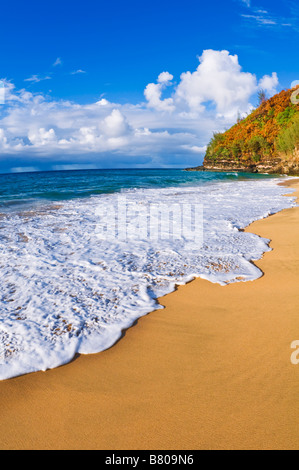 Sable et surf à Hanakapi ai plage le long de la Côte de Na Pali Kalalau Trail île de Kauai Hawaii Banque D'Images