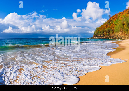 Sable et surf à Hanakapi'ai plage le long de la Côte de Na Pali Kalalau Trail île de Kauai Hawaii Banque D'Images