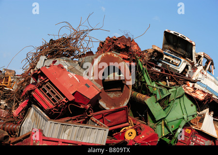 Un énorme tas de véhicules accidentés et de machines dans un junkyard. Banque D'Images