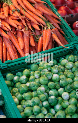 Les carottes et les choux de Bruxelles en vente à l'extérieur d'un magasin de fruits et légumes Banque D'Images