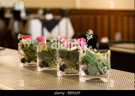 Les petits vases de verre tenant un beau bouquet de fleurs. Banque D'Images