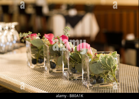 Les petits vases de verre tenant un beau bouquet de fleurs. Banque D'Images