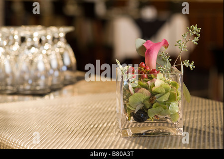 Les petits vases de verre tenant un beau bouquet de fleurs. Banque D'Images