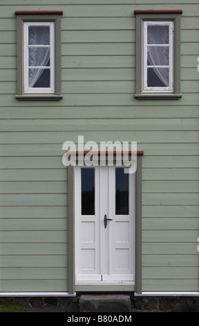 Avant peint en vert sur une maison en bois Banque D'Images