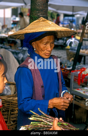 Les chinois, peuple Bai Bai, l'appartenance ethnique, minorités ethniques, femme mûre, vieille femme, vieille femme, de l'alimentation, Dali, Yunnan Province, China, Asia Banque D'Images
