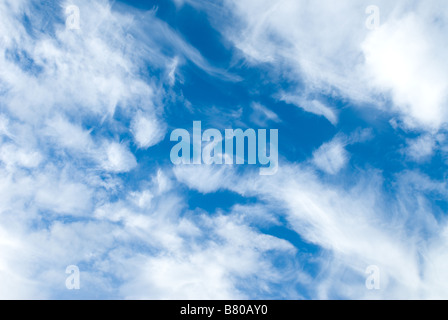 Un beau ciel nuageux avec formations puffy blanc Banque D'Images