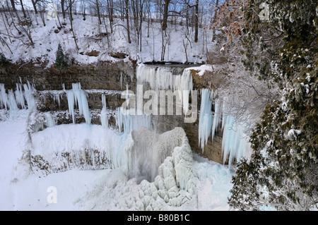 Les glaçons et les stalagmites Tews au Falls en hiver après une vague de froid de l'Escarpement du Niagara Ontario Canada Dundas Banque D'Images