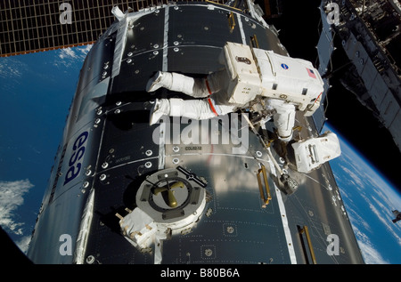 Rex Walheim astronaute, spécialiste de mission, exécute des travaux sur l'extérieur du laboratoire Columbus, le dernier morceau de matériel Banque D'Images