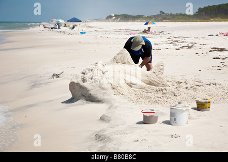 L'homme construit en forme de requins sur la plage de sculptures de sable à Port St. Joe Floride, États-Unis Banque D'Images