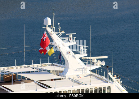 Pacific sun radar du navire de croisière tour avec trois radars et battant pavillon P&O et pavillon rouge avec un fond de mer bleu Banque D'Images