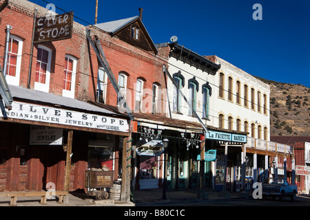 Boutiques avec de panneaux et d'un trottoir de bois à pied côté rue principale ligne de Virginia City dans le Nevada Banque D'Images