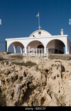 Vue de la chapelle Agia Thekla sur la falaise sur la côte de Méditerranée près de Napa Aiga, sud de Chypre Banque D'Images