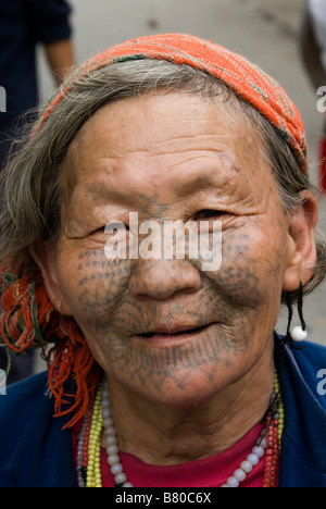 Vieille dame de Dulong peuple minoritaire avec tatouages visage traditionnel, Province du Yunnan, Chine Banque D'Images