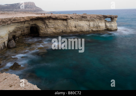 Vue sur la célèbre Agia Napa, grottes de la mer sur la côte du sud de Chypre. Banque D'Images