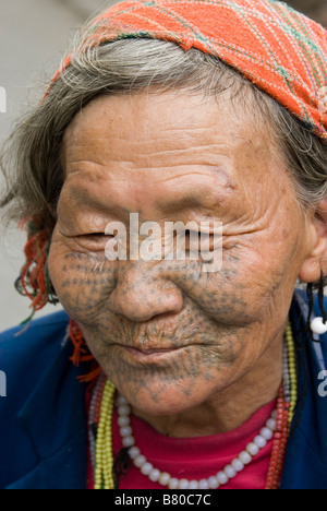 Vieille dame de Dulong peuple minoritaire avec tatouages visage traditionnel, Province du Yunnan, Chine Banque D'Images